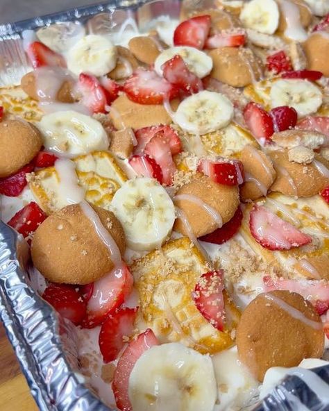 Messy Eats on Instagram: "Strawberry Banana Pudding 🥹 Okay, are y’all making this from scratch or with the packages? Everybody has been asking me where to get this recipe! You can find it in our Holiday eCookBook! Link in BIO ⬆️" Jerk Southern Fried Cabbage, Strawberry Banana Pudding, Southern Fried Cabbage, Fried Cabbage, Jumbo Shrimp, Tasty Chocolate Cake, Picnic Food, Chocolate Bouquet, Strawberry Banana