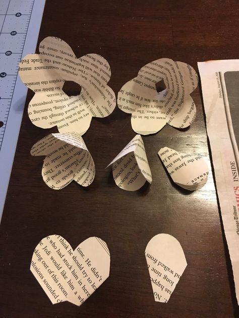 Newspaper Flowers, Book Page Roses, Book Page Flowers, Sheet Music Crafts, Diy Fleur, Origami Rose, Easy Paper Flowers, Book Page Crafts, Fabric Flower Brooch