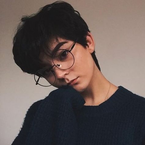 Instagram post by Emily Nicole Levy • Jan 26, 2018 at 6:52pm UTC Tomboy Haircut, Androgynous Haircut, Androgynous Hair, Short Hair Tomboy, Tomboy Hairstyles, Short Grunge Hair, Girls Short Haircuts, Shot Hair Styles, 짧은 머리