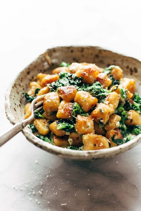 The easiest and best way to make Sweet Potato Gnocchi! Serve it with broccoli rabe and garlic sage butter sauce for a BOMB meal. | pinchofyum.com Gnocchi With Broccoli, Vegetarian Dinner Party, Sage Butter Sauce, Plats Healthy, Sweet Potato Gnocchi, Sage Butter, Potato Gnocchi, Diner Recept, Broccoli Rabe