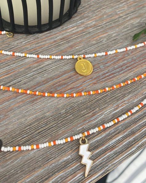 Orange Necklace Beads, Ideas Collares Bolitas, Fall Beaded Jewelry, Diy Necklace Ideas, Make Your Own Necklace, Kalung Manik-manik, قلادات متدلية, Gelang Manik-manik, Diy Necklaces