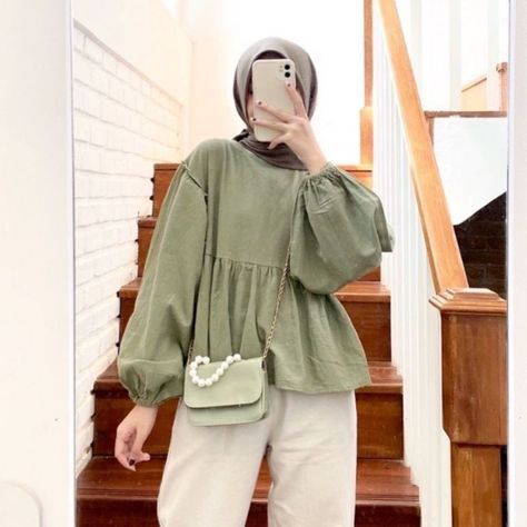 Korean Modest Outfits, Green Blouse Outfit, Dress Crinkle, Ootd Korean Style, Rekomendasi Outfit, Celana Fashion, Sage Dress, Office Casual Outfit, Muslim Fashion Hijab Outfits