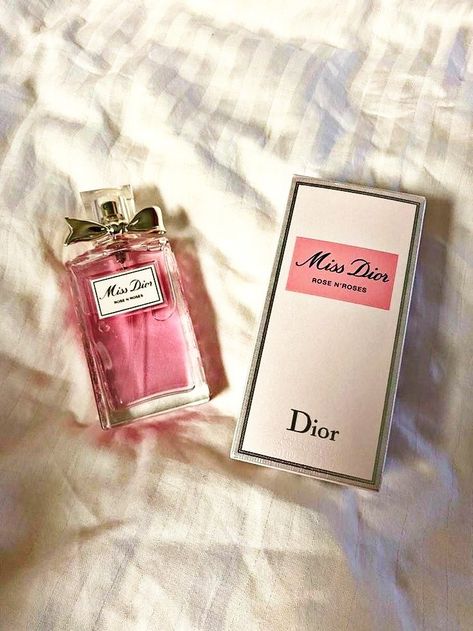 Miss Dior Rose N Roses, Roses Perfume, Perfume Miss Dior, Profumo Victoria Secret, Perfume Dior, Victoria Secret Body Spray, Chloe Perfume, Dior Girl, Dior Aesthetic