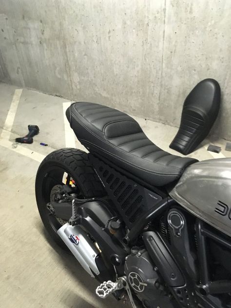 FS: Mugello Custom Seat and Moto Play Frame covers - Ducati Scrambler Forum Cafe Racer Seat Ideas, Scrambler Motorcycle Ideas, Cb 450 Cafe Racer, Ducati Scrambler Custom, Xe Ducati, Cafe Racer Parts, Cb 450, Cafe Racer Seat, Cafe Racer Moto