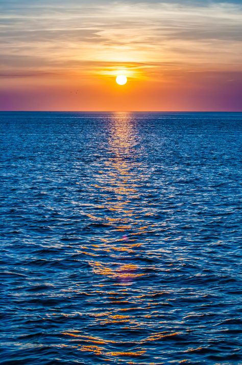 Sunset At Sea, Belle Nature, Sea Photography, Sunset Sea, Ocean Wallpaper, Beautiful Sunrise, Calm Water, Alam Yang Indah, Ocean Photography