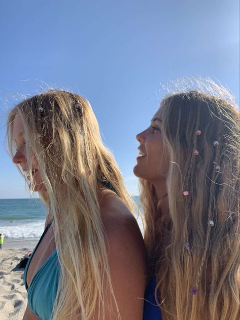 Hair Wrap Beachy, Beach Braids With Beads, Beachy Hair Wraps, Surfer Girl Hairstyle, Bahamas Braids, Beads In Hair Aesthetic, Rap Hairstyles, Bali Braids, Beachy Braids