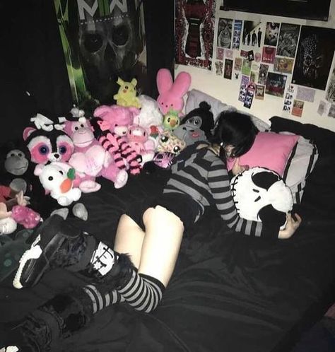 Emo Bedroom, Barbie Rooms, Emo Room, 2000s Room, Scene Room, Estilo Emo, Scene Bedroom, 2000s Emo, Scene Queens