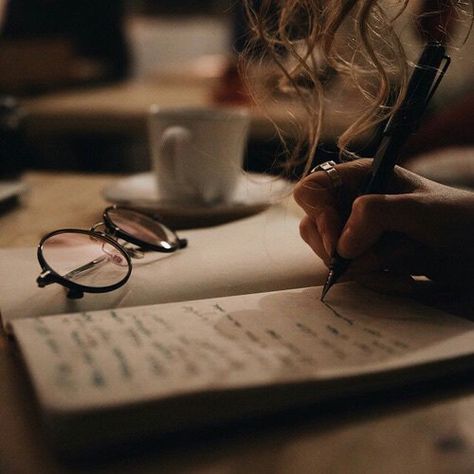 Dark Academia Aesthetic, Academia Aesthetic, A Pen, Brown Aesthetic, Foto Inspiration, Hermione Granger, Draco Malfoy, Hermione, Book Photography