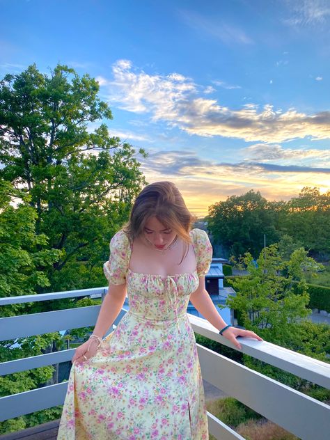 Cottage Dresses Aesthetic, Summer Inspo Pics Outfits, Cottage Pics Instagram, Poses In Dress For Pictures Instagram, Cute Dress Poses Instagram, Aesthetic Pose In Dress, Floral Aesthetic Dress, Aesthetic Dress Pictures, Poses In Summer Dress