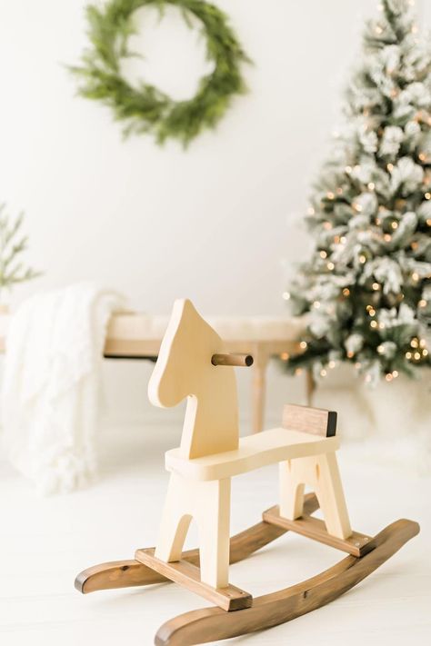 Clean Christmas Photoshoot, Minimal Christmas Studio Photos, Indoor Christmas Photoshoot Set Up, Christmas Minis Studio, Minimalist Christmas Photoshoot, Christmas Studio Photography Setup, Simple Christmas Photoshoot, Studio Christmas Minis, Studio Christmas Mini Sessions