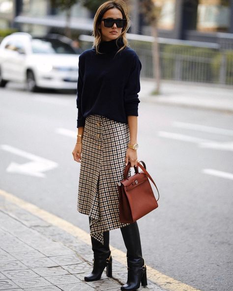 A Stylish Work-Ready Way to Wear a Plaid Midi Skirt London Street Fashion, Rok Outfit, High Street Fashion, Stil Inspiration, Outfit Trends, Ținută Casual, Modieuze Outfits, Looks Chic, 가을 패션