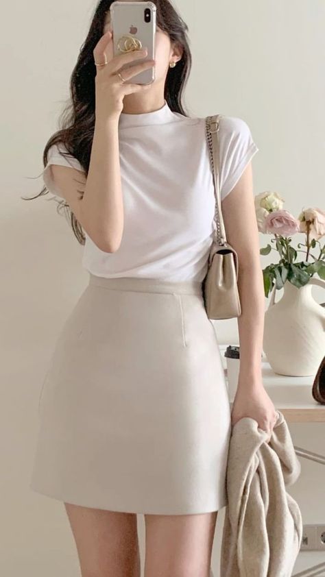 Ootd Ideas Classy, Elegant Fitted Dresses Classy, Classy White Outfits For Women, Office Outfits Women Aesthetic, Classy Outfits Korean, Korean Shirt Outfit Women, Korean Fashion Casual Classy, Office Outfits Skirt, Elegant Korean Outfit