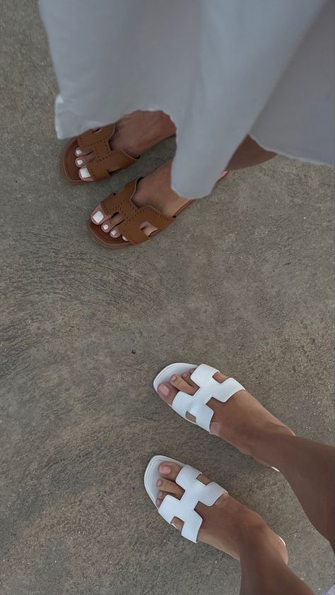 Oran Sandals Aesthetic, Brown Oran Sandals Outfit, Hermes Oran Sandals White, Hermes White Sandals Outfit, Oran Hermes Sandals, Hermes Sandals Women, Hermes White Sandals, Hermes Slippers Outfit, Hermes Slides Outfit