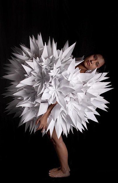 Mauricio Velasquez Posada Mode Origami, Origami Dress, Paper Clothes, Origami Fashion, Sculptural Fashion, Paper Fashion, Useful Origami, Paper Dress, Origami Instructions