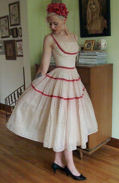 Love this! Now only to figure out where I would wear it... Red Polka Dot Dress, Fashion 1950s, Moda Retro, Retro Mode, Foto Vintage, Rockabilly Fashion, Stil Inspiration, 50s Dresses, Red Polka Dot