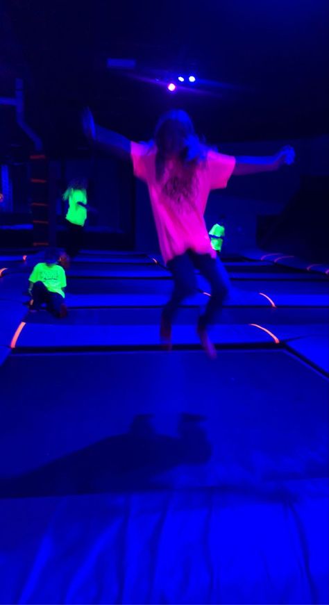 Trampoline Astetic, Neon Trampoline Park, Get Air Trampoline Park, Trampoline Park Aesthetic Friends, Trampoline Park With Friends, Trampoline Park Date, Birthday Outing Ideas, Trampoline Park Aesthetic, Trampoline Park Outfit