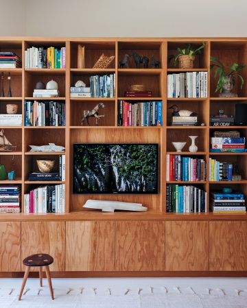 midcentury modern LA / Jed Lind & Jessica de Ruiter's home in Martha Stewart Living Tv Bookcase, Muebles Living, Home Library Design, Living Room Shelves, Room Shelves, Trendy Living Rooms, Home Libraries, Built In Bookcase, Built In Shelves