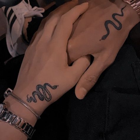 Small Hand Matching Tattoos, Matching Tattoos For Couples Aesthetic, Aesthetic Couples Tattoos, Small Arm Tattoos For Women Unique, Discreet Matching Tattoos, Matching Tattoos For Couple, Small Hand Tats For Women, Matching Tats For Couples Aesthetic, Couple With Tattoos Goals