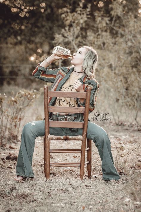 Whiskey Photoshoot Women, Farmer Photoshoot Ideas, Hillbilly Photoshoot, Beth Dutton Style Photoshoot, 21st Western Photoshoot, Western Glam Photoshoot, Western Card Photoshoot, Western 21st Birthday Photoshoot, Beth Dutton Photoshoot