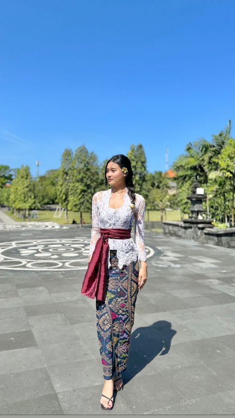 Balinese Traditional Dress, Ootd Kebaya Hijab Modern, Kebaya Bali Modern, Ootd Kebaya, Adat Bali, Model Dress Kebaya, Model Kebaya Modern, Kebaya Hijab, Kebaya Modern Dress