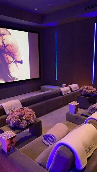 Celebrity home cinemas that are seriously epic: Victoria Beckham, Kylie Jenner, more - Photo 2 Kylie Jenner House Decor, Kylie Jenner Home Interior, Kylie Jenner Interior Design, Kylie Jenner Mansion Interior, Kylie House Interiors, Kardashian Theater Room, Kylie Jenner Home Decor, Kylie Jenner House Interior, Kylie Jenner Mansion