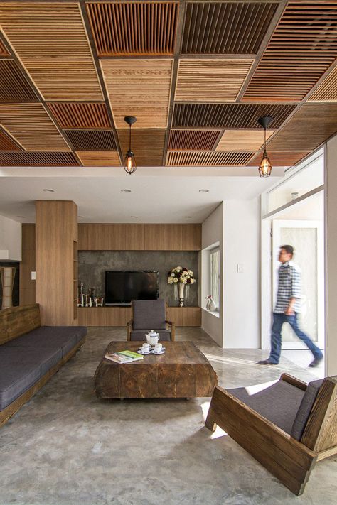 20 Awesome Examples Of Wood Ceilings That Add A Sense Of Warmth To An Interior Wooden Ceiling Design, False Ceiling Living Room, Desain Pantry, Wooden Ceiling, Plafond Design, Faux Plafond, Basement Ceiling, Casa Vintage, Wood Shutters