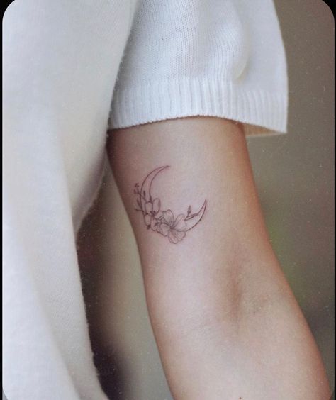 Tattoo Placements, Moon Tattoo Designs, Floral Moon, Classy Tattoos, Discreet Tattoos, Dainty Tattoos, Elegant Tattoos, 문신 디자인, Little Tattoos