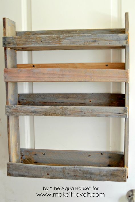 DIY Pallet Spice Rack Spice Rack Out Of Pallets, Pallet Dyi, Spice Rack Plans, Pallet Spice Rack, Pallet Furniture Shelves, Carpentry Ideas, Wall Spice Rack, Diy Spice Rack, Wall Mounted Spice Rack