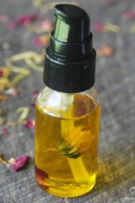 Super Easy DIY Hydrating Skin Repair Serum #DIYSkincare #naturalskincare #naturalskincarelovers #nontoxicskincare #skincaretips #beautytips #naturalbeauty #greenskincare #selfcare Make Skin Glow, Sensitive Skin Serum, Face Serum Recipe, Scar Healing, Serum Recipe, Rosewood Essential Oil, Diy Serum, Nontoxic Skincare, Green Skincare