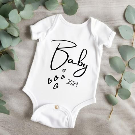 Share the wonderful news of your upcoming addition with our New Baby Announcement Bodysuit and Baby 2024 Announcement Vest. Crafted with care and printed using high-quality heat press vinyl, these personalised pregnancy announcement pieces add a touch of excitement to your special announcement. Choose from long or short sleeves to suit the season, and tailor your Gender Reveal Baby Bodysuit to your preference. Opt for black hearts for a charming gender-neutral option, pink for a precious girl, o Baby 2024, Baby Bump Photoshoot, Baby Announcement Photoshoot, New Baby Announcement, Baby Due, New Baby Announcements, White Onesie, Baby Arrival