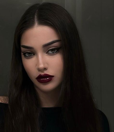 Isabelle Rose, Maquillage Goth, Feminine Makeup, Vampy Makeup, Dark Makeup Looks, Vampire Makeup, Witch Makeup, Dark Feminine Aesthetic, Goth Makeup