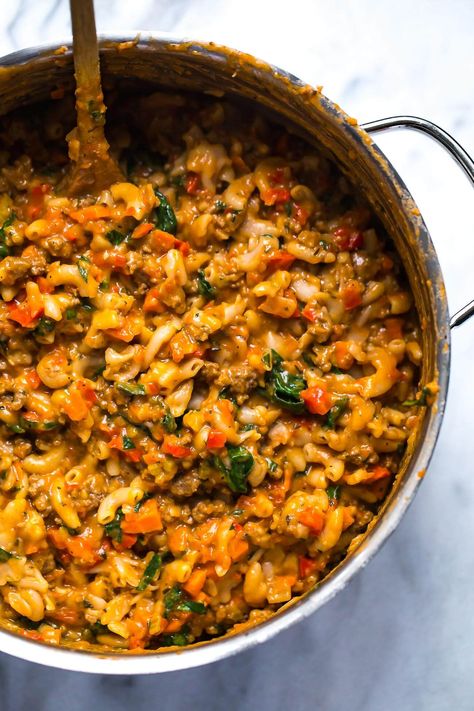 This Healthier Homemade Hamburger Helper is a delicious one-pot spin off on one of your favourite childhood meals, and it's loaded with extra veggies! Childhood Meals, Healthy Hamburger, Hamburger Helper Recipes, Homemade Hamburger, Homemade Hamburgers, Hamburger Helper, Pasta Dinners, Ground Beef Recipes Easy, Supper Recipes