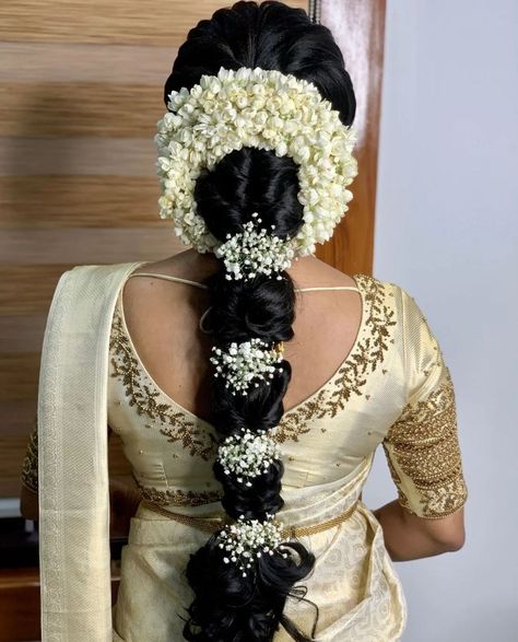 Professional Saree, Baby Shower Hair Styles, Haircuts For Long Hair Straight, Indian Bun Hairstyles, Baby Breath Flower, Simple Bridal Hairstyle, South Indian Wedding Hairstyles, Bridal Hairstyle Indian Wedding, Hair Style On Saree