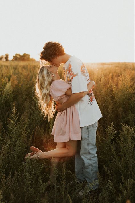 Fall Photo Couple Outfits, Sunrise Pictures Couple, Tall Grass Photoshoot Couple, Couples Details Photo Ideas, Couples Photoshoot Golden Hour, Couples Field Pictures, Mountain Couple Photoshoot Fall, Farmer Engagement Pictures, Couple Poses Photography Ideas Romantic