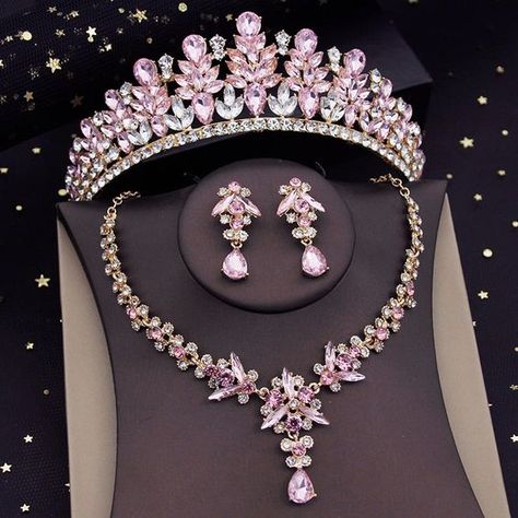 Very cute and beautiful 🌸💕 Royal Jewels Necklace, Rhinestone Wedding Hair Accessories, Royal Necklace, Tiara Necklace, Quinceanera Jewelry, Bridal Crown Tiara, Royal Crown Jewels, Bride Jewelry Set, Wedding Dress Jewelry