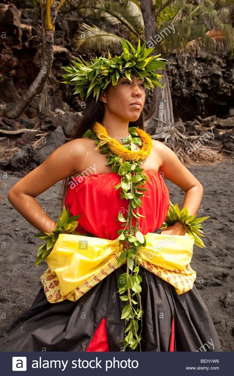 Hawaiian Fashion Traditional, Traditional Hawaiian Clothing, Hawian Outfits, Tropical Party Outfit, Hawaiian Themed Outfits, Hawaiian Costumes, Hawaiian Outfit Women, Hawaiian Clothes, Gods Eyes