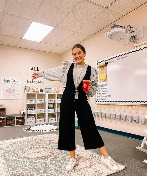 Fall Kindergarten Teacher Outfits, Cool Weather Teacher Outfits, First Grade Teacher Outfits, First Day Teacher Outfit, Young Teacher Outfits High School, Teacher Outfits High School Winter, First Day Of School Teacher Outfit, First Day Of School Outfit Teacher, Teacher Clothes Teaching Outfits