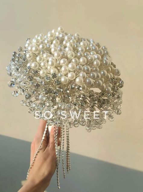 Crystals Bouquet, Crystal Bouquet Wedding, Crystal Flower Bouquet, Pearl Bouquet Wedding, Wedding Flower Alternatives, Elegant Wedding Bouquets, Simple Wedding Bouquets, Beauty Recipes Hair, Hand Beaded Bag