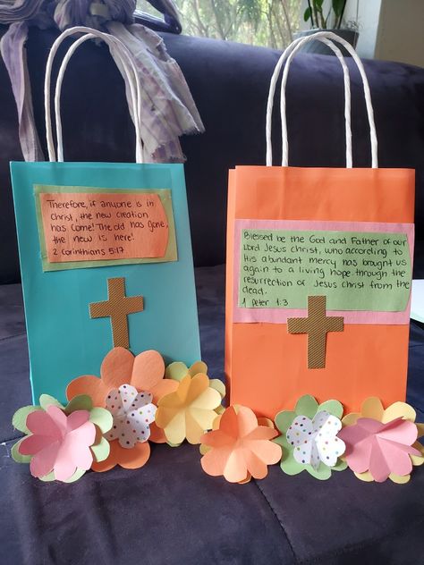 He is risen resurrection sunday goodie bags for children. Spring colors and Bible verse. Cute Easter Goodie Bags, Easter Goodie Bags For Church, Easter Gifts For Kids At Church, Bible Study Goodie Bags, Christian Goodie Bag Ideas, Easter Goody Bag Ideas, Sunday School Easter Crafts, School Easter Crafts, Crafts For Older Kids