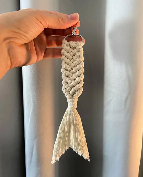 Learn how to make this easy macrame mermaid tail keychain in this step by step DIY tutorial (with video)! Makes a perfect DIY gift or boho chic purse decoration. You only need three knots: the diagonal double half hitch, larks head, and wrapping knot. | macrame tutorials | DIY keychain | mermaid crafts | easy macrame | YouTube tutorial Macrame Mermaid Tail, Easy Macrame Keychain, Mermaid Tail Keychain, ميدالية مفاتيح, Tail Keychain, Art Macramé, Pola Macrame, Tutorial Macramé, Easy Macrame