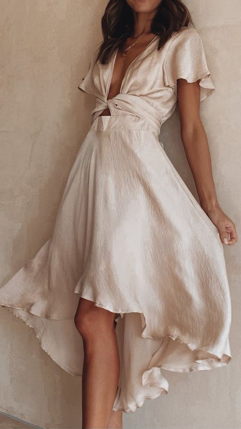 Boho Closet, Chique Outfit, Dress Champagne, Wedding Guest Outfit Summer, Butterfly Sleeves, Mode Inspo, Flowy Skirt, Fancy Outfits, Fashion Mode