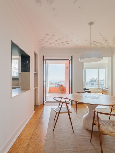 Bela Vista À Lapa Apartment is a minimal apartment located in Lisbon, Portugal, designed by Aurora Arquitectos. The architectural strategy utilized here assigns a crucial role to all walls within the structure, creating a seemingly paradoxical scenario for the client’s desire for a spacious, unobstructed social area. 1950s Apartment, Wooden Cabinet Pulls, Minimal Apartment, Balcony Window, Love Or Hate, Interior Minimalista, Large Balcony, Wooden Cabinets, Lisbon Portugal