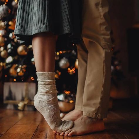 Christmas Decorating Photoshoot, Christmas Tree Photoshoot Family Indoor, Winter Indoor Photoshoot, Family Christmas Pictures Indoor, Christmas Photography Couples, Christmas Shooting, Spooky Shoot, Anniversary Pics, Christmas Couple Photos