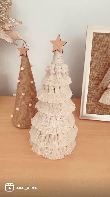 Christmas Tree Macrame Ideas, Boho Christmas Crafts Diy, Handmade Christmas Trees, Boho Christmas Decor Ideas Diy, Boho Christmas Decor Diy, Christmas Decor Ideas For Work, Boho Christmas Diy, Mini Trees Christmas, Boho Christmas Tree Ideas