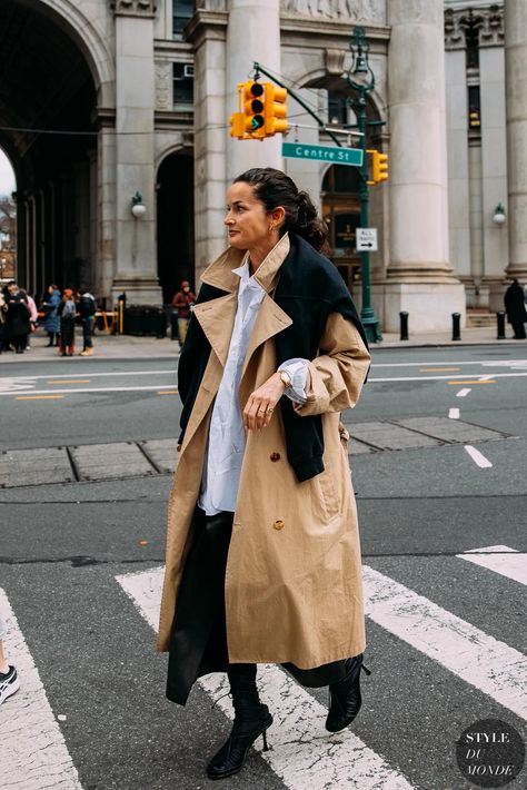 Lucy Chadwick Style, Fw 2023 Street Style, Lucy Chadwick, Oversized Winter Coat, 2023 Street Style, Mid Century Fashion, Trench Coat Outfit, Coat Trends, Confident Style