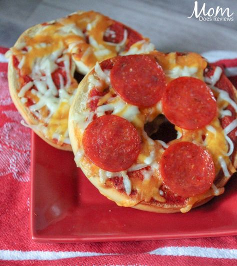 Bagel Pizza Oven, Bagel Pizzas, Bagel Pizza, Delish Dinners, Cooking Theme, Pizza Cheese, Mini Bagels, Pizza Bagels, Easy Bake Oven