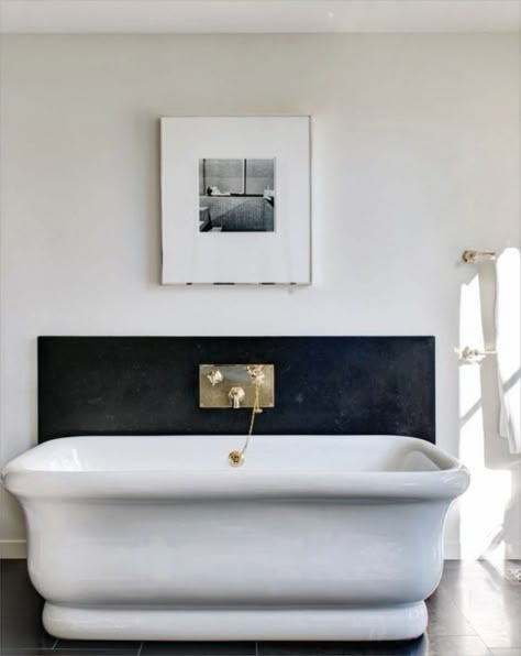 10 Black and White Homes That are the Epitome of Chic Parisian Bathroom, Residential Interior Design, Simple Bathroom, Bath Tub, Beautiful Bathrooms, Residential Interior, White Houses, Cheap Home Decor, Design Layout