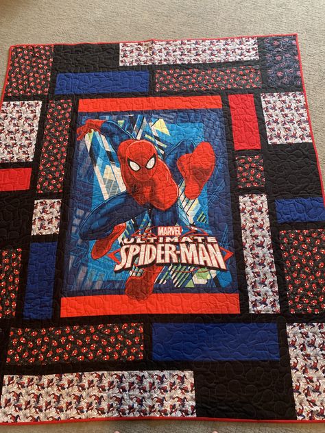 Spider-man Quilt Ideas, Spider Man Quilt Pattern, Spiderman Quilt Pattern, Spiderman Quilt, Spiderman Quilt Ideas, Superhero Sewing Projects, Marvel Quilt, Batman Quilt, Superhero Quilt