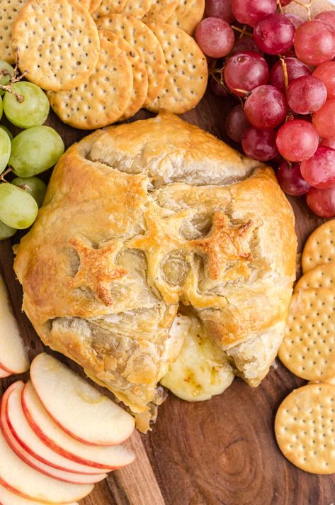 Baked Brie in Puff Pastry - Girl Gone Gourmet Baked Brie Puff Pastry, Baked Brie In Puff Pastry, Brie In Puff Pastry, Easy Puff Pastry Recipe, Easy Delicious Appetizers, Brie Puff Pastry, Baked Camembert, Cheese Appetizer, Leftover Cranberry Sauce