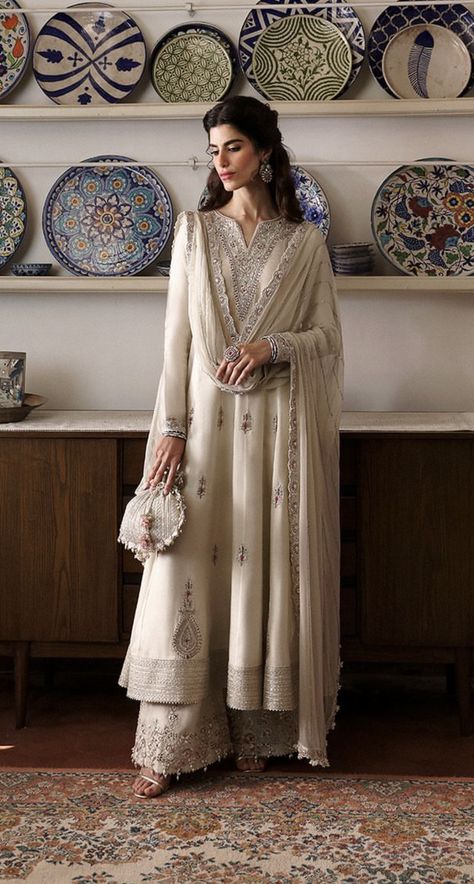 White Outfits Pakistani, Classy Lengha, Salwar Aesthetic, Eid Outfits Pakistani, Pakistani Formal Dresses, Pakistani Fashion Casual, Traditional Indian Dress, Desi Fashion Casual, Pakistani Fancy Dresses